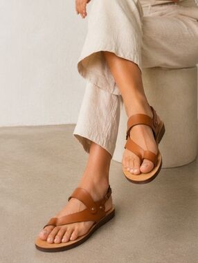 CL By Chinese Laundry Tan Leather Strappy Sandals Flat Ankle Strap Thong Sandals